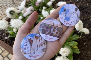 Drei Magnete in einer Hand