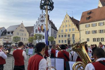 Orchester das Musik Spielt und ein Maibaum