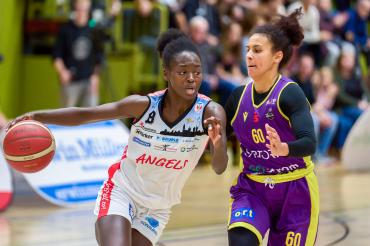 Zwei Basketballspielerinnen