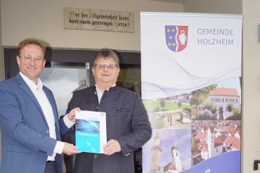 Wolfgang Fackler mit Josef Schmidberger vor der Gemeindeverwaltung