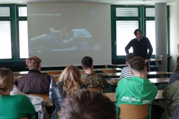 Menschen in einem Klassenzimmer die Sich einen Vortrag anhören