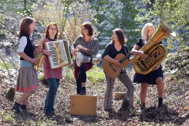 Die 5 Mitglieder von Shalamazl mit ihren Instrumenten