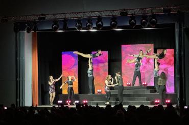 Tänzer und Sänger auf einer Bühne