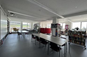 Im Zuge der Sanierungsmaßnahmen bekamen die Oberstufenschüler*innen eine neue Bibliothek – samt moderner Technik und hervorragendem Ausblick.