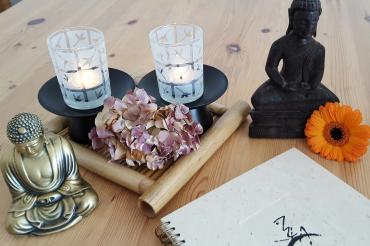 Tisch auf dem Sachen stehen