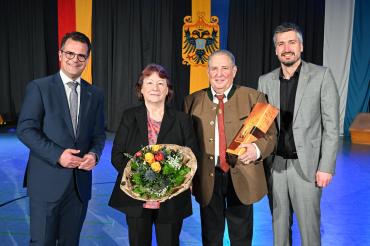 Das Ehepaar Schnell wurde auf de Donauwörther Sportgala ausgezeichnet. Auf dem Bild sind außerdem Oberbürgermeister Jürgen Sorré und Jonathan Schädle zu sehen.