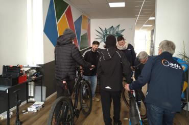 Steffi vom KJR und Yasin folgen ganz interessiert den Ausführungen der ADFC’ler.