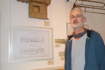 Der Nördlinger Steinmetz Ulrich Kling beschäftigte sich in den Jahren der Corona-Pandemie mit historischen Bauwerken seiner Heimatstadt. Ein selbstgefertigtes Modell des nie gebauten Festspielhauses nach Plänen des Münchner Architekten Theodor Fischer (1862-1938) stellte er dem Stadtmuseum für die diesjährige Sonderausstellung zur Verfügung.