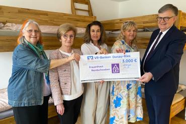 3000 Euro spenden die VR-Banken für das neue Frauenhaus: vlnr Erste Vorsitzende Maja Pauer und ihre Vorstandskolleginnen Ursula Kneißl-Eder, Karin Mener und Traudi Kappeler mit Paul Ritter von den Volksbanken Raiffeisenbanken im Landkreis 