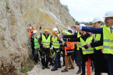 Biertaufe für den Suevit im Steinbruch Aumühle. 