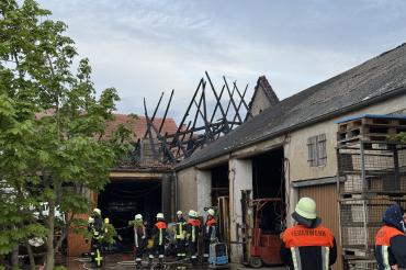 Das Bild zeigt die niedergebrannte Scheune.