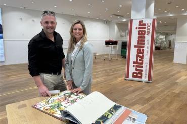 Florian und Julia Britzelmeir in den neuen Räumlichkeiten bei der Auswahl der Tapeten.