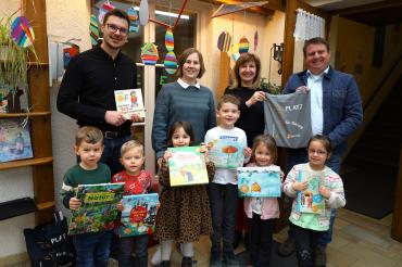 Johann Vanurka (Sachbearbeiter Kita bei der Stadt Donauwörth), Britta Hönle (Verantwortliche der Sprach-Kita im Schneegarten), Gabriele Vaas (Leiterin der städtischen Kindergärten) und Michael Smischek (LEW Kommunalbetreuer) mit Kindern des Schneegartens.