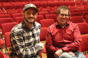 Alexander Neumeier (links) und Oliver Böckh (rechts) übernehmen heuer die Regie für das Novemberstück des Dramatischen Ensembles Nördlingen.