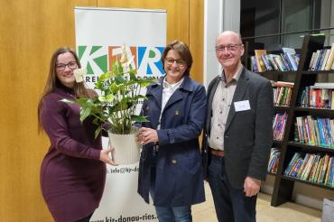 Auf dem Bild von Links nach rechts: KJR-Vorsitzende Teresa Lill, Jugendamtsleiterin Irene Allmannsberger, stellv. Landrat Erwin Seiler