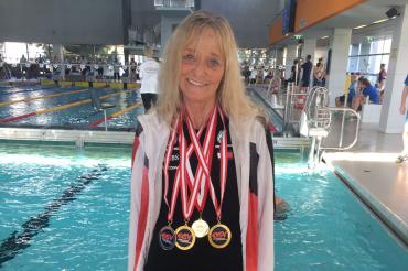 Hier sieht man Claudia Koch mit ihren Medaillen in Wien.