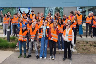 Lehrer und Schüler des Theodor-Heuss-Gymnasiums Nördlingen freuten sich gleichermaßen über die erfolgreiche Müllsammelaktion