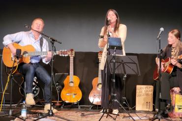 Peter Maklar, Laura Klötzl und Christine Biolek eroberten die Herzen des Publikums im B+ Zentrum Blossenau mit ihrer besonderen Interpretation bekannter Songs.
