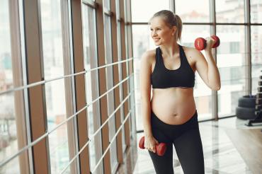 Eine Schwangere streibt Sport. 