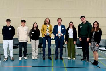 Die beiden Landtagsabgeordneten Eva Lettenbauer (Bündnis 90 / Die Grünen) und Wolfgang Fackler (CSU) freuen sich zusammen mit den Schülerinnen und Schülern der 10. Klassen und ihrer Lehrerin Verena Obel über eine erfolgreiche Podiumsdiskussion. 