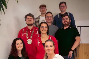 Oben: Simon Zoller (Hofmarschall), Enrico Dietrich (Schatzmeister) Mitte: Florian Riehl (Präsident), Melissa Schwab (Vizepräsidentin), Karl Bittner (Generalsekretär), Patrick Berner (Ze-remonienmeister),  Unten: Sandra Burkhardt (Federmeisterin), Conny Hahn (Obersthofmeisterin)