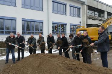 Das Schulzentrum Rain ist mit Gesamtkosten von 57 Millionen Euro die teuerste Schulbaumaßnahme in der Geschichte des Landkreises. Auf dem Bild zu sehen beim Spatenstich im Februar 2019: Gerhard Pfi tzmaier (Ehem. Bürgermeister Münster), Robert Ruttmann (Ehem. Bürgermeister Holzheim), Bauleiter Günter Diethei, Architekt Wolfgang Obel, Gerhard Martin (Ehem. Bürgermeister Rain), Landrat Stefan Rößle, Rektorin der Gebrüder-Lachner-Mittelschule Christina Ost, Gerhard Härpfer (Ehem. Realschulleiter) und Landtagsa