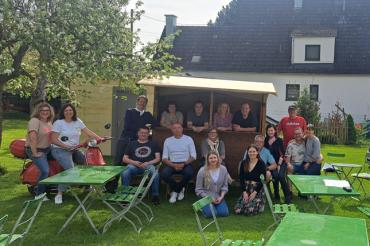 Personen von Links. Carolin Bock, Katja Biber, Tom Lier, Werner Mayer, Cornelia Starke, Klaus Wanner, Tobias Zinsmeister, Tanja Kopp, Alisa Böhm, Michaela Straßer, Alexander Bock, Robert Löhle, Hanna Stroszeck, Cilli Böhm, Michael Förg, Georg Biber, Beate Stroszeck.