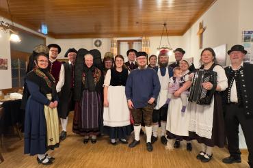 Die Mitlieder des Trachtenvereins mit Kreisheimatpfleger Herbert Dettweiler (ganz rechts)