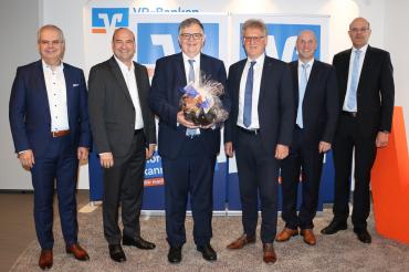 : Umrahmt von seinen Vorstandskollegen aus Donauwörth, Nördlingen und Wemding: Paul Ritter, Kreisverbandsvorsitzender der Volksbanken Raiffeisenbanken von 2015 bis 2024