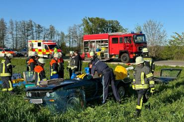 DAs Bild zeigt das verunfallte Fahrzeug