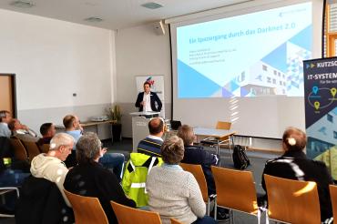 Bildbeschreibung: IT-Spezialist Tobias Schiffelholz (Prokurist & Leiter Technik, Kutzschbach Electronic GmbH & Co. KG) unternahm mit den zahlreichen Teilnehmern einen Ausflug in die Welt des Darknets.