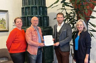 Das Bild zeigt Gabriele Dietz (Werbegemeinschaft), Peter Bauer (Werbegemeinschaft), Bürgermeister Thomas Heydecker und Anita Thorwarth (Werbegemeinschaft) bei der Übergabe der Unterschriftenliste.