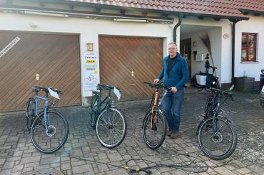 Das Bild zeigt Holger Kretzschmar vor seinem Haus in Baldingen. 