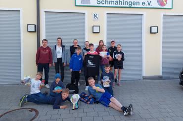 Die Gruppe mit ihren Preisen, Sabine Graf und Daniela Löfflad (fehlt auf dem Foto) Schützenmeister, Verena Klink und Susanne Hopf Jugendsportwart