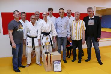 v.r.n.l. Anton Eireiner (Vorsitzender des TSV Wemding), Roland Schuster (Sportreferent der Stadt Wemding), Bürgermeister Dr. Martin Drexler, René Steinhübel, Trainer Lothar Kreutner, Jörg Fackler (Abteilungsleiter), dahinter befinden sich Trainingskollegen, die ebenfalls gratulierten.