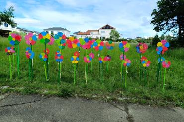 Hier sieht man angemalte Holzblumen.