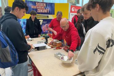 Beim „Tag des Handwerks“ für die Schulen lernten Schülerinnen und Schüler acht unterschiedliche Gewerke kennen.