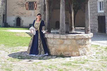 Frau vor Brunnen bei Schloss Harburg