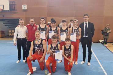 Trainer Roland Grimm (o. zweiter v.l.) führte seine Turner zu einer hohen Medaillenausbeute für den TSV Monheim. 