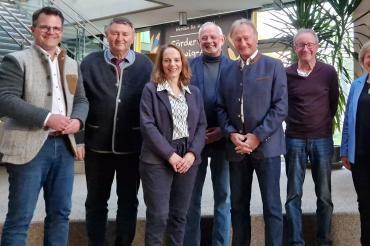 Auf dem Bild zeigt sich die Vorstandschaft mit v. rechts Rektorin Heike Ritzka, Schatzmeister Helmut Meyer, 1. Vorsitzender Werner Freißler, Jörg Fischer, Christine Hörmann, Josef Reichensberger mit OB Jürgen Sorre. Terminlich verhindert waren Albert Riedelsheimer und Elternbeirätin Nina Weigand-Behringer.
