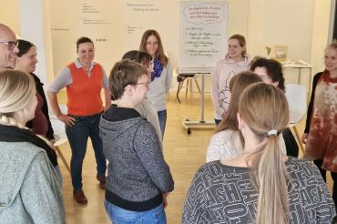 Das Bild zeigt Sigrid Busch, Kess-Kursleiterin (vierte von Links) während einer Übung mit Kursteilnehmerinnen und – teilnehmern.