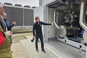 Dr. Christoph Reiter, Teamleiter Anlagentechnik bei GP JOULE, führte die Gäste über die Anlage und informierte sie über die technischen Details.