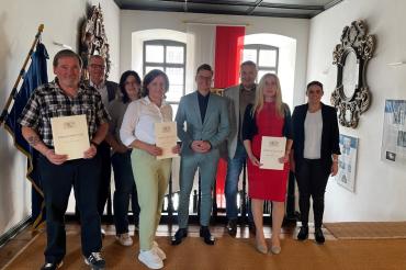 Hier sieht man Nördlingens Oberbürgermeister David Wittner mit den Jubilaren.