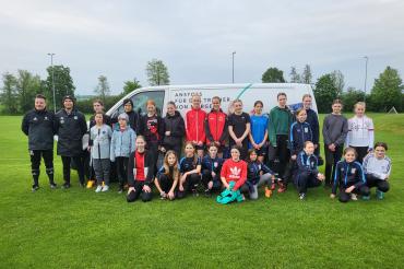 Hier sieht man die Teilnehmerinnen des DFB-Mädchenmobils beim TSV Oettingen.