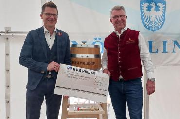 Reinhard Holz (Geschäftsführer des Fürst Wallerstein Brauhauses) übergibt Oberbürgermeister David Wittner einen symbolischen Scheck über 1.681 Euro für die „Nördlinger Hilfe in Not“.