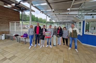 David Winter übergibt Nördlinger-Badetuch an Helga Kirchner zur Eröffnung des Nördlinger Freibades