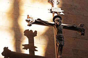 Das Bild zeigt ein christliches Kreuz. 