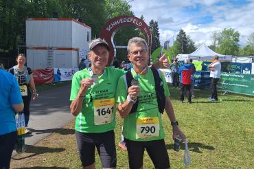 Kurz nach dem Zieleinlauf in Schmiedefeld, Hans Niederhuber links und Bernhard Satzenhofer rechts 