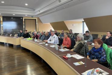 Die Vertreter der Reparaturinitiativen  im großen Sitzungssaal des Landratsamtes in Donauwörth.