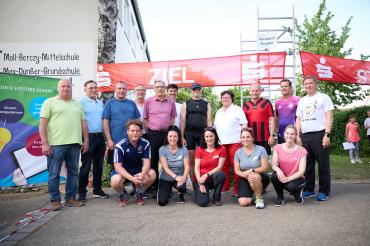 Hier sieht man die Teilnehmer des Spendenlaufs in Wallerstein.